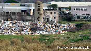 A Tor Cervara la discarica a cielo aperto è fuori controllo