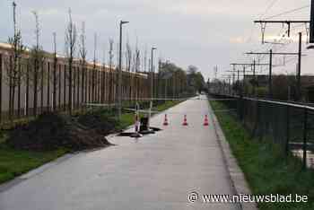 Fietser (26) rijdt in diepe put op fietssnelweg en wordt in kritieke toestand naar het ziekenhuis gebracht