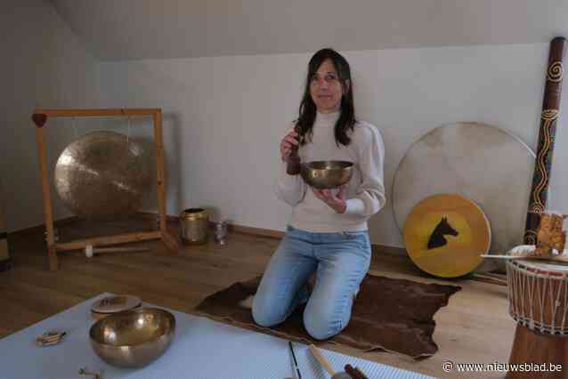 Sabine (49) helpt anderen met traumaverwerking via reiki behandelingen en relaxatieconcerten: “Je moet het ervaren om te geloven dat het werkt”