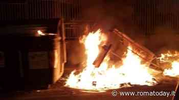 Cassonetti in fiamme a Roma, quattro roghi in un'ora