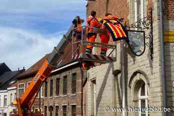 Historisch centrum krijgt vernieuwde heraldische vlaggen: “Oude waren letterlijk tot de draad versleten”