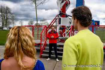 Charmezanger Johan Veugelers gaat letterlijk over de kop voor nieuwe videoclip
