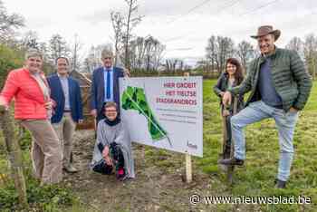 Na tien jaar plannen gaan eerste vijf bomen van stadsrandbos de grond in