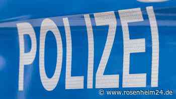 Gas- und Bremspedal verwechselt: Rentner fällt mit Auto in Baugrube