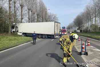 Vrachtwagen crasht tussen bomen bij druk kruispunt: “Verkeershinder is aanzienlijk”