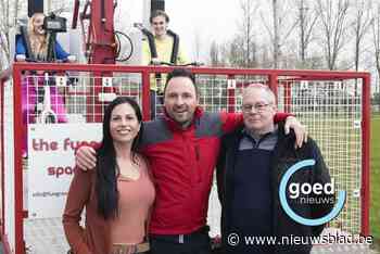 Maasmechelse Ine gaat ‘overkop’ in opmerkelijke videoclip op festivalweide