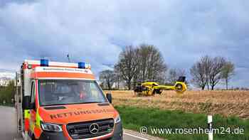 Biker kommt von Straße ab und stürzt in Vorgarten von Wohnhaus