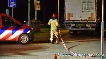 112-nieuws: vrachtauto lekt vloeistof • auto landt bij A27 in een beek