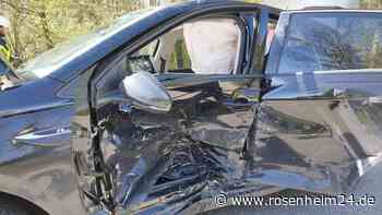 Autofahrerin (23) muss nach Crash aus Auto befreit werden - Beteiligter und Mutter unter Schock