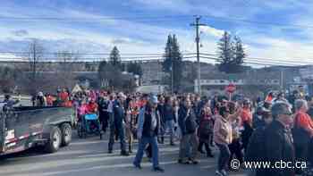 Calls grow louder for B.C. mayor to resign over residential school book incident