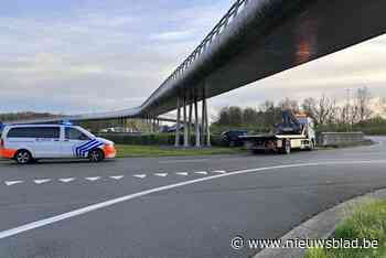 Bestuurder raakt van weg af en knalt op betonnen constructie op rotonde