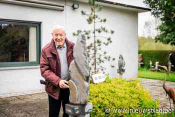 Beeldhouwer Koos moet op 88-jarige leeftijd noodgedwongen stoppen met grote passie: “Ik ben aan mijn laatste beeld bezig”