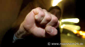 Mann (72) auf offener Straße brutal zusammengeschlagen: Täter flüchtig