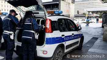 Uomo nudo inveisce contro i passanti sotto i portici di piazza dei Cinquecento