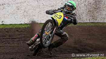 Dave (23) scheurt op een grasbaanmotor zonder remmen (!): 'We kunnen 180 km per uur halen'