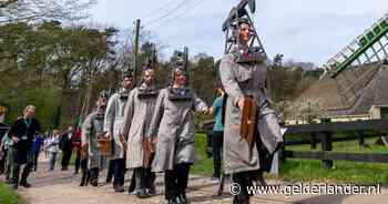 Klimaatactivisten voeren in Openluchtmuseum actie tegen ‘fossiele verslaving’, maar staan zelf eerst in file