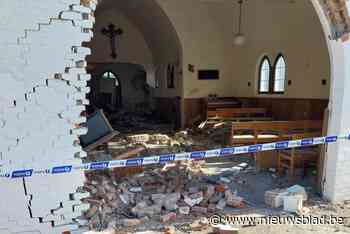 Auto rijdt kapel binnen in Kasterlee