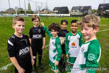 Jeugdvoetballers spelen met rode streep op wang tegen verbaal geweld langs zijlijn: “Duidelijk signaal geven”