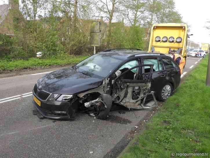 Auto botst op kipkar op N247 in Broek in Waterland: veel schade, geen gewonden