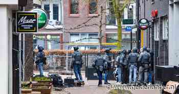 NOS doet aangifte tegen kroegbaas in Ede: ‘Reed met zijn auto tegen been van onze cameraman’