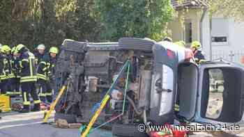 Mann in Fahrzeug gefangen – Auto bleibt nach Unfall in Waldkraiburg auf Seite liegen