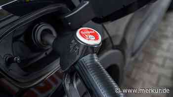 „Abzocke mit Ansage“: Autofahrer über hohe Spritpreise an Raststätte stinksauer