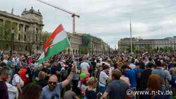 Forderung nach Neuwahl: Zehntausende protestieren in Budapest gegen Orban