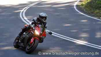 Tödlicher Unfall: Motorradfahrer kracht in entgegenkommendes Auto