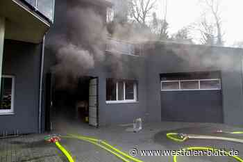 Auto gerät in verschlossener Werkstatt in Brand