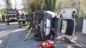 Senior (77) bleibt nach Unfall mit Auto auf der Seite liegen und muss befreit werden