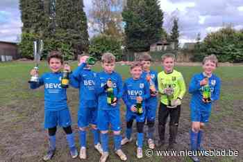 U9-spelers feesten na winst WM Silvercup