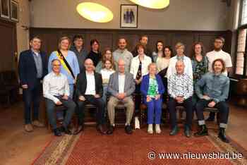 Fanfare verrast diamanten paar met serenade