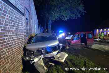 Bestuurder (22) onder invloed knalt tegen geparkeerd voertuig, passagier licht gewond