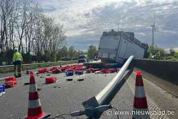 Hinder na crash van vrachtwagen op E313: lading drank op rijbaan
