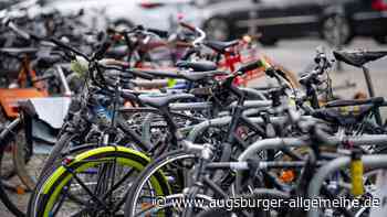 Jugendliche machen sich an Fahrrädern zu schaffen