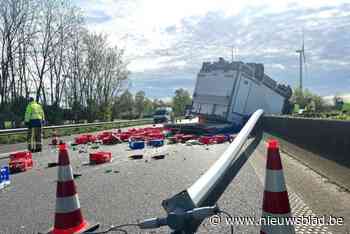 Vrachtwagen gaat over de kop op E313 en verliest lading frisdrank
