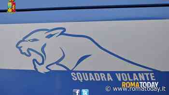 Armeggia nell'auto piena di droga, i poliziotti lo controllano e lui li minaccia con un cacciavite