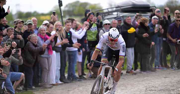 LIVE Parijs-Roubaix | Van der Poel solo op weg naar zege, wereldkampioen wéér bekogeld door publiek