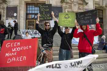 Manifestanten voeren op Operaplein actie voor rechtvaardig woonbeleid: “De wooncrisis is geen individueel probleem”