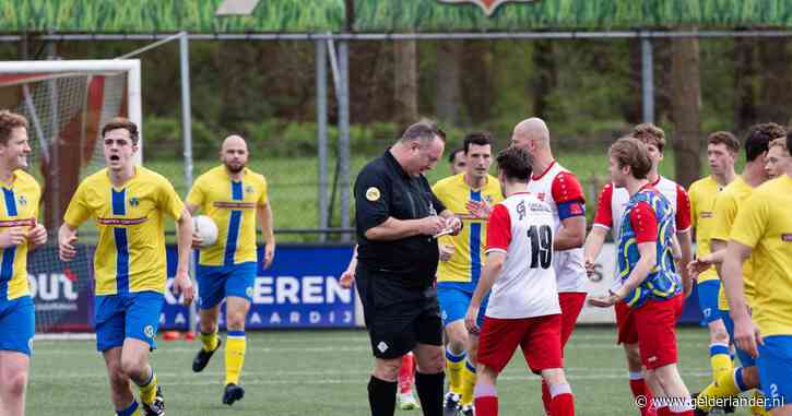 Scheidsrechter voelt zich bedreigd en staakt amateurvoetbalwedstrijd: ‘Gelukkig stond er een camera langs de kant’