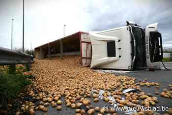 30.000 kilo aardappelen versperren de weg, nadat vrachtwagen kantelt op rotonde