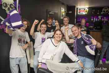 Beerschotfans verzamelen in café De Stadion en zien hun geliefde club promoveren naar 1A: “Volgend seizoen eindelijk weer carnaval op ’t Kiel”