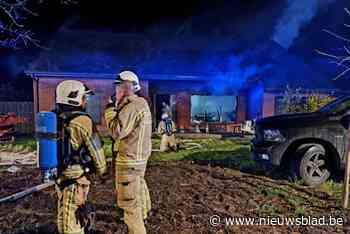 Uitslaande brand vernielt woning: “Gelukkig zijn de bewoners tijdig naar buiten kunnen vluchten”