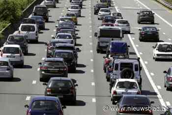 Kilometerslange file op E40 door problemen met brug over kanaal: twee rijstroken versperd