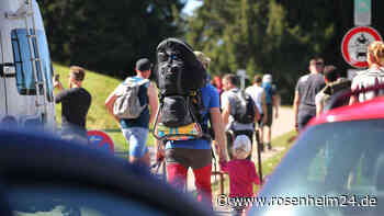 Parkwahnsinn in Unterwössen: Autos von Ausflüglern behindern Feuerwehrauto im Einsatz