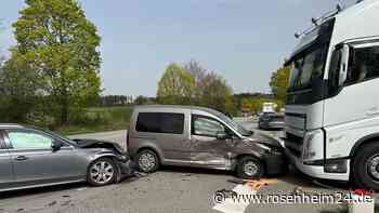 Auto wird bei Unfall auf der B15 frontal gegen Lkw geschoben - Zwei Personen verletzt