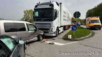 VW nach Aufprall auf der B15 gegen Lkw geschleudert – Zwei Personen verletzt