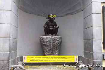 Jeanneke-Pis draagt gele bril om nood aan betaalbare brillen aan te tonen