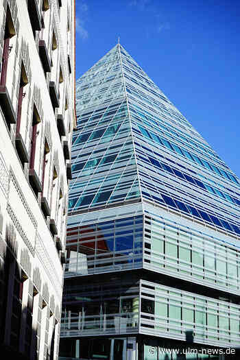 Ulmer Zentralbibliothek in der Glaspyramide vor 20 Jahren eröffnet