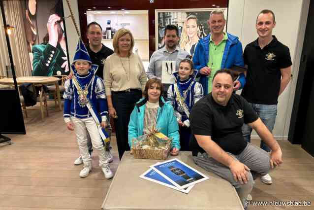 Mannen van de Met belonen beste goudzoekers tijdens carnaval met juweel